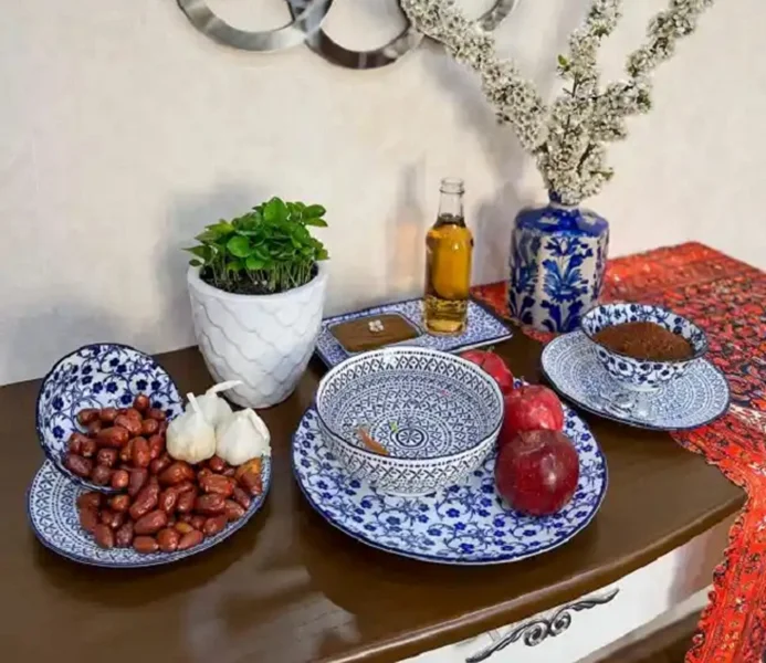 ۵ ایدهی ساده برای چیدمان سفره با ظروف سرامیکی نیلابی