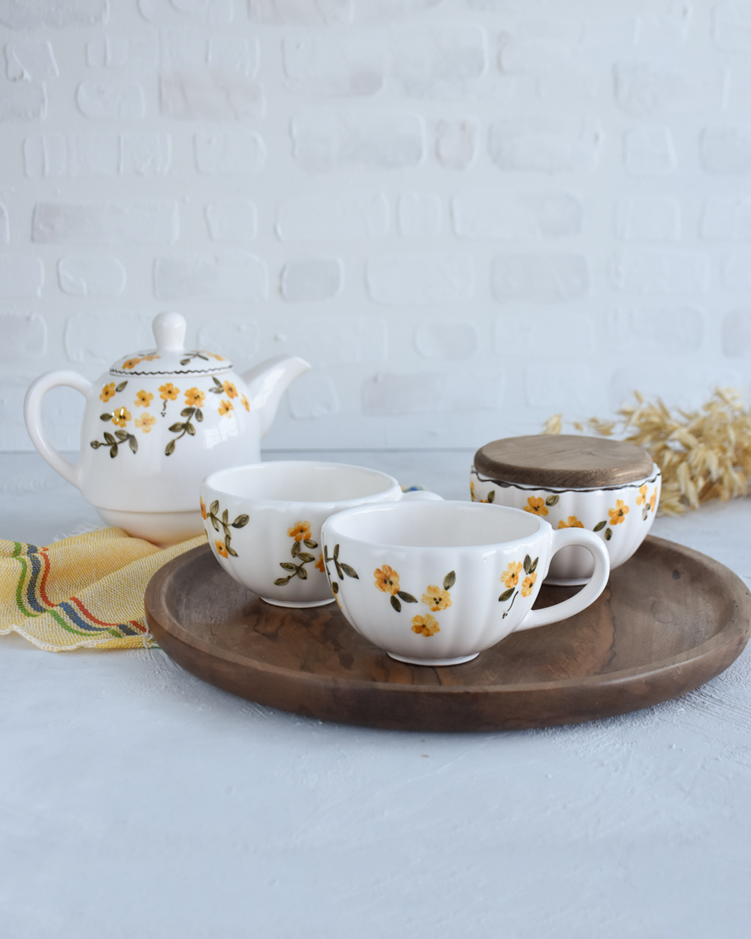 ست چای‌خوری سرامیکی گل ریز زرد با سینی چوب گردو دست‌ساز