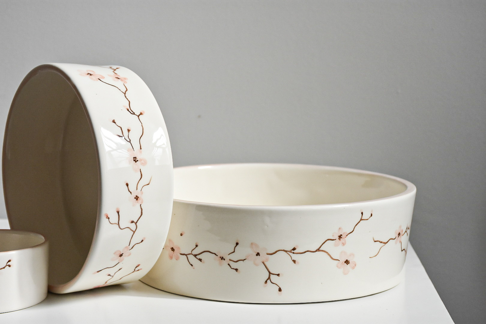 کاسه بزرگ سرامیکی دست‌ساز نیلابی شامل ظرف میوه، آجیل و شیرینی‌خوری با طراحی هماهنگ