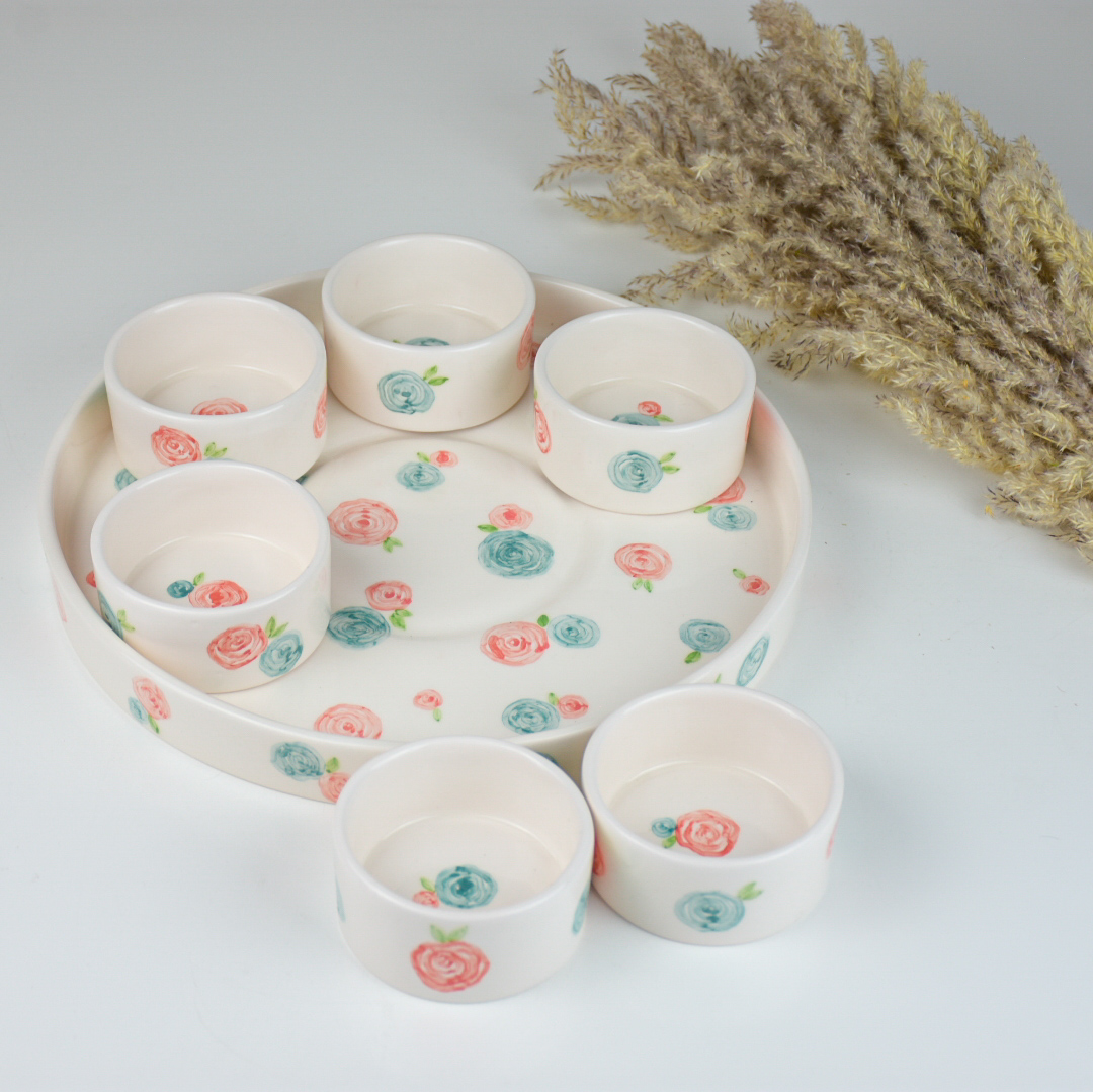 ست ۷ تکه اردوخوری سرامیکی دست‌ساز نیلابی شامل دیس مرکزی و ۶ کاسه پذیرایی هماهنگ